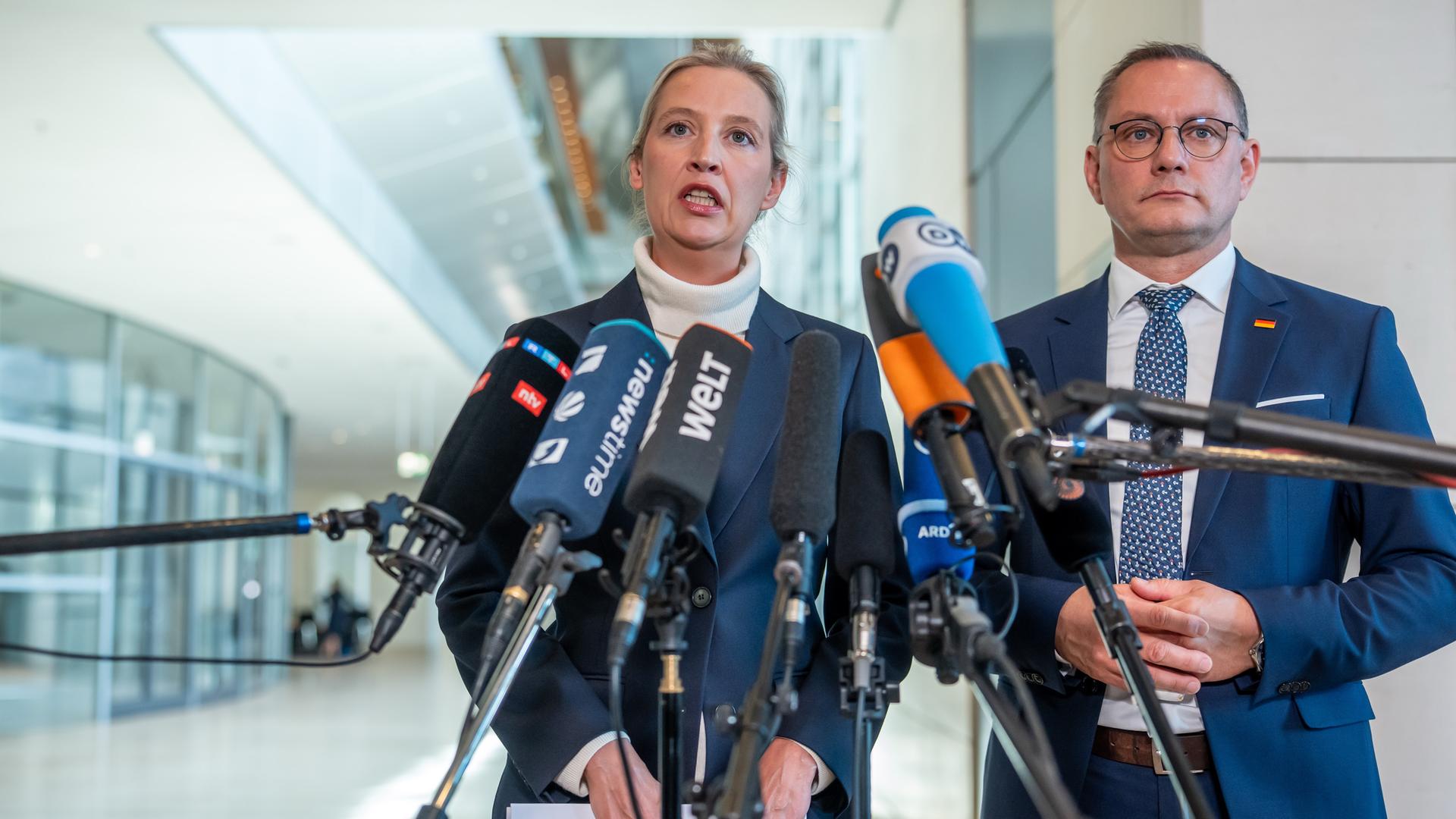 AfD Fraktionsvorsitzenden Alice Weidel und Tino Chrupalla stehen bei einem Pressestatement zur Besetzung der Ausschüsse im Bundestag