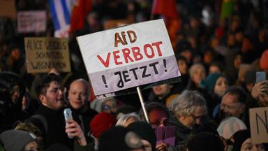 Auf einer Kundgebung in Essen hält eine Frau ein Schild mit der Aufschrift "AfD-Verbot jetzt!"