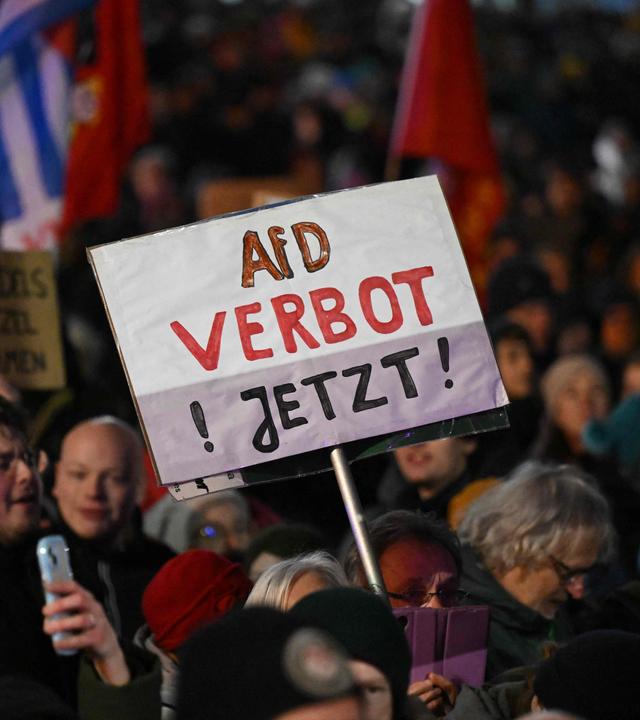 Auf einer Kundgebung in Essen hält eine Frau ein Schild mit der Aufschrift "AfD-Verbot jetzt!"