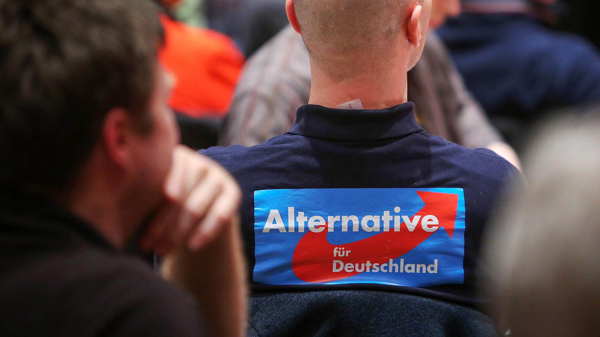 Ein mitglied der Partei AfD nimmt an einer Wahlkampfveranstaltung seiner Partei in Mainz teil
