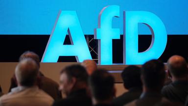 Delegierte sitzen beim Landesparteitag der sächsischen AfD in einem Saal