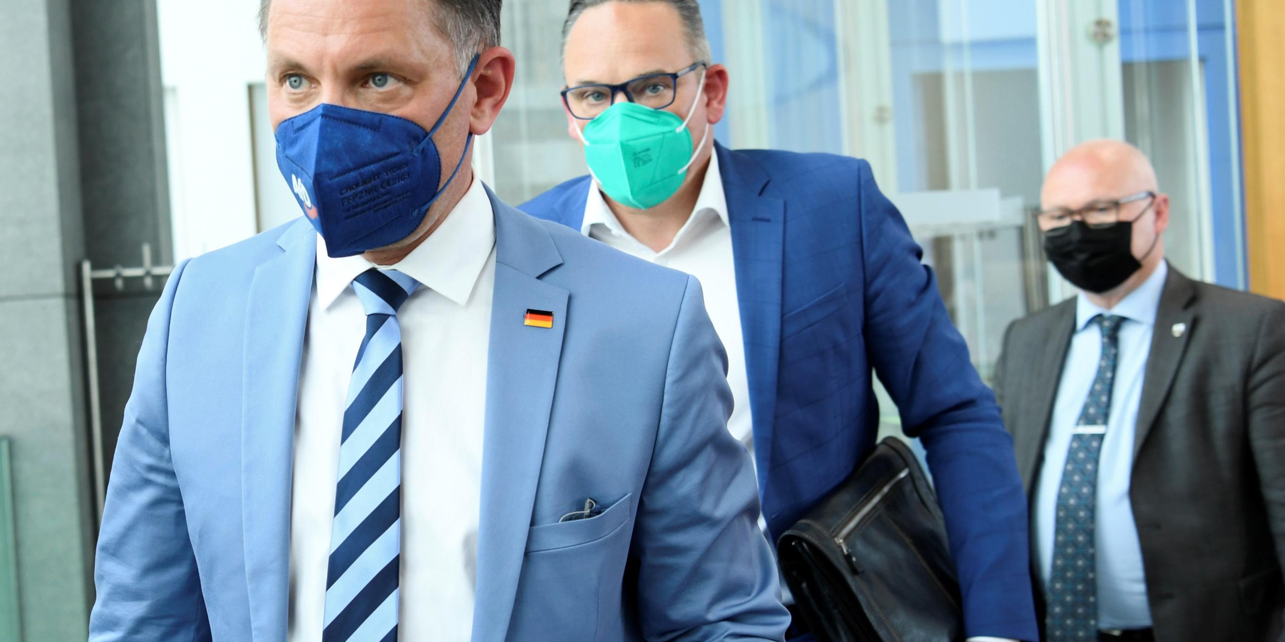 AfD-Vorsitzender Tino Chrupalla, Landesvorsitzender Martin Reichardt und AfD-Spitzenkandidat Oliver Kirchner nach einer Pressekonferenz. 