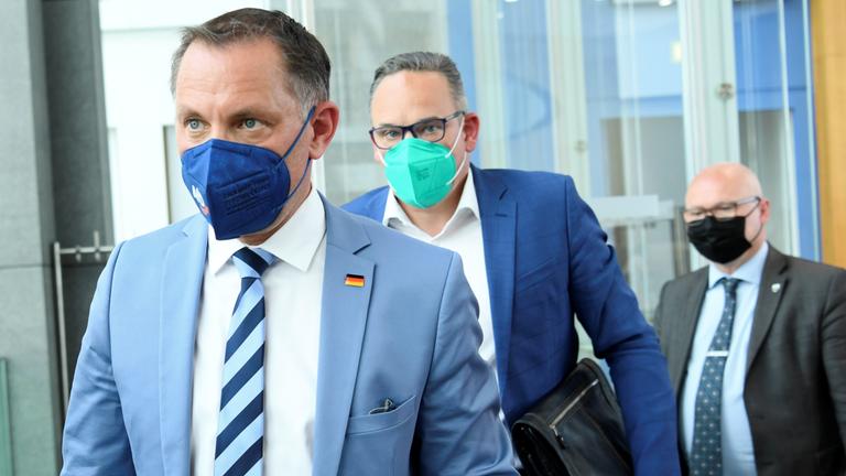 AfD-Vorsitzender Tino Chrupalla, Landesvorsitzender Martin Reichardt und AfD-Spitzenkandidat Oliver Kirchner nach einer Pressekonferenz. 