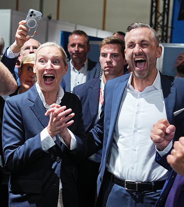 Ulrich Siegmund, Alice Weidel und  Tino Chrupalla feiern nach der Landtagswahl in Sachsen-Anhalt.