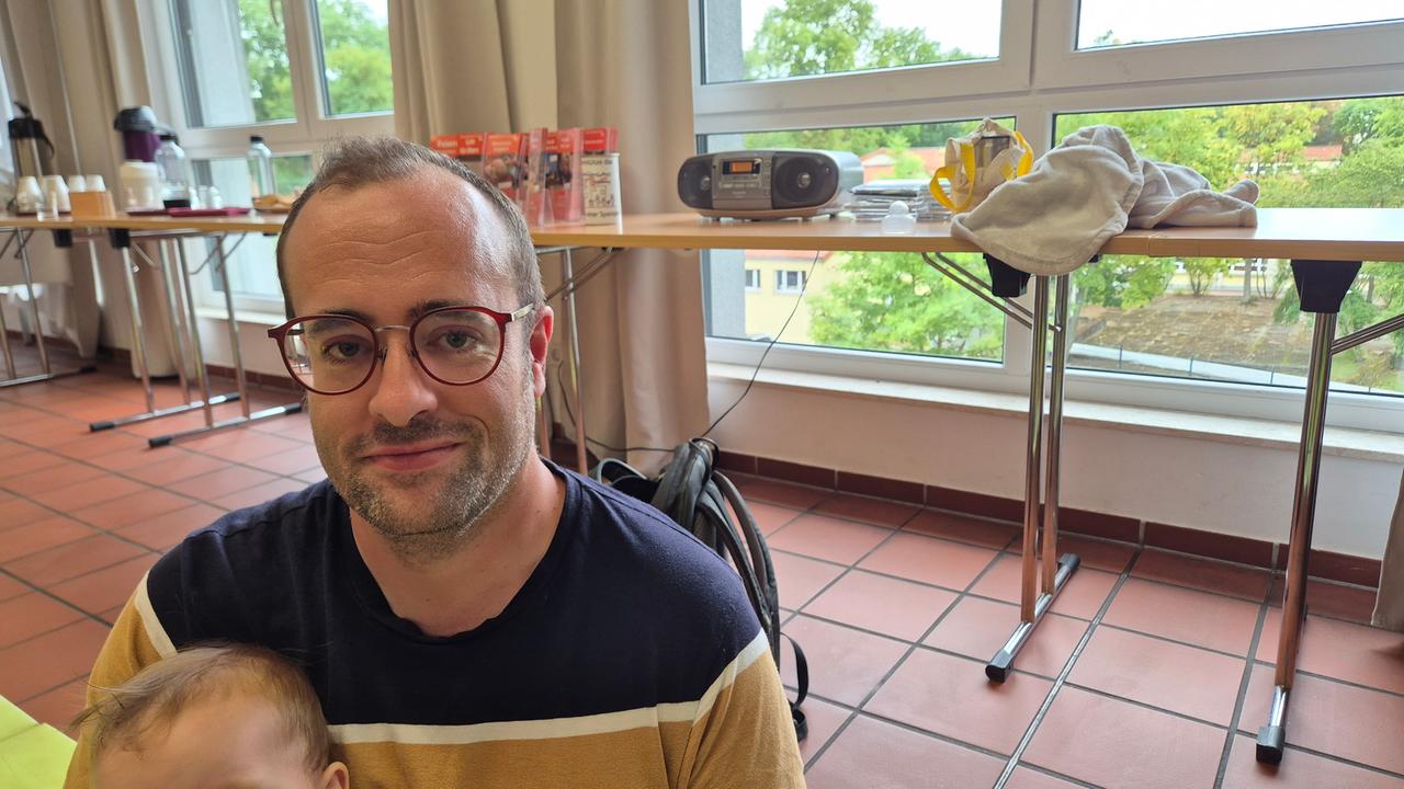 David Puertollano im Eltern-Kind-Kurs mit seinem Sohn Jonas.
