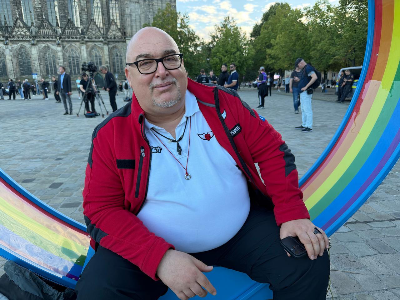 Eddy Renard auf dem Domplatz während der Wahlergebnisse.