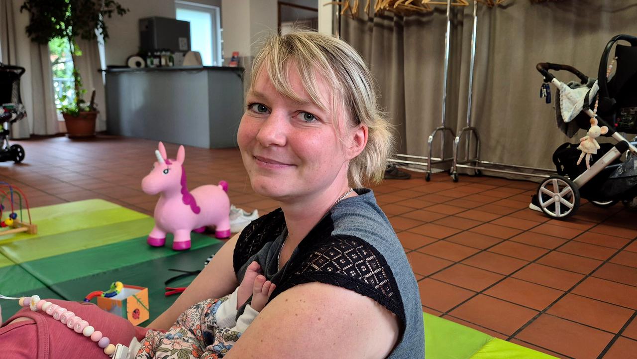 Franziska mit ihrer vier Monate alten Tochter Emily beim Eltern-Kind-Kurs.