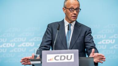 07.09.2026, Berlin: Friedrich Merz, Bundeskanzler und CDU-Vorsitzender, nimmt nach der Sitzung des CDU-Bundesvorstands im Konrad Adenauer Haus an einer Pressekonferenz teil. 