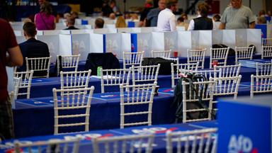 Viele Plätze der Delegierten sind beim Aufstellungsparteitag der AfD unbesetzt