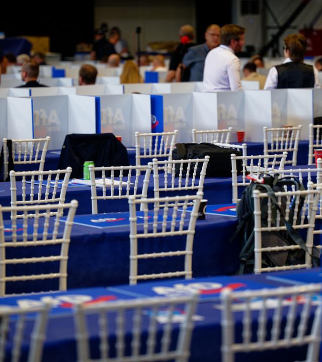 Viele Plätze der Delegierten sind beim Aufstellungsparteitag der AfD unbesetzt