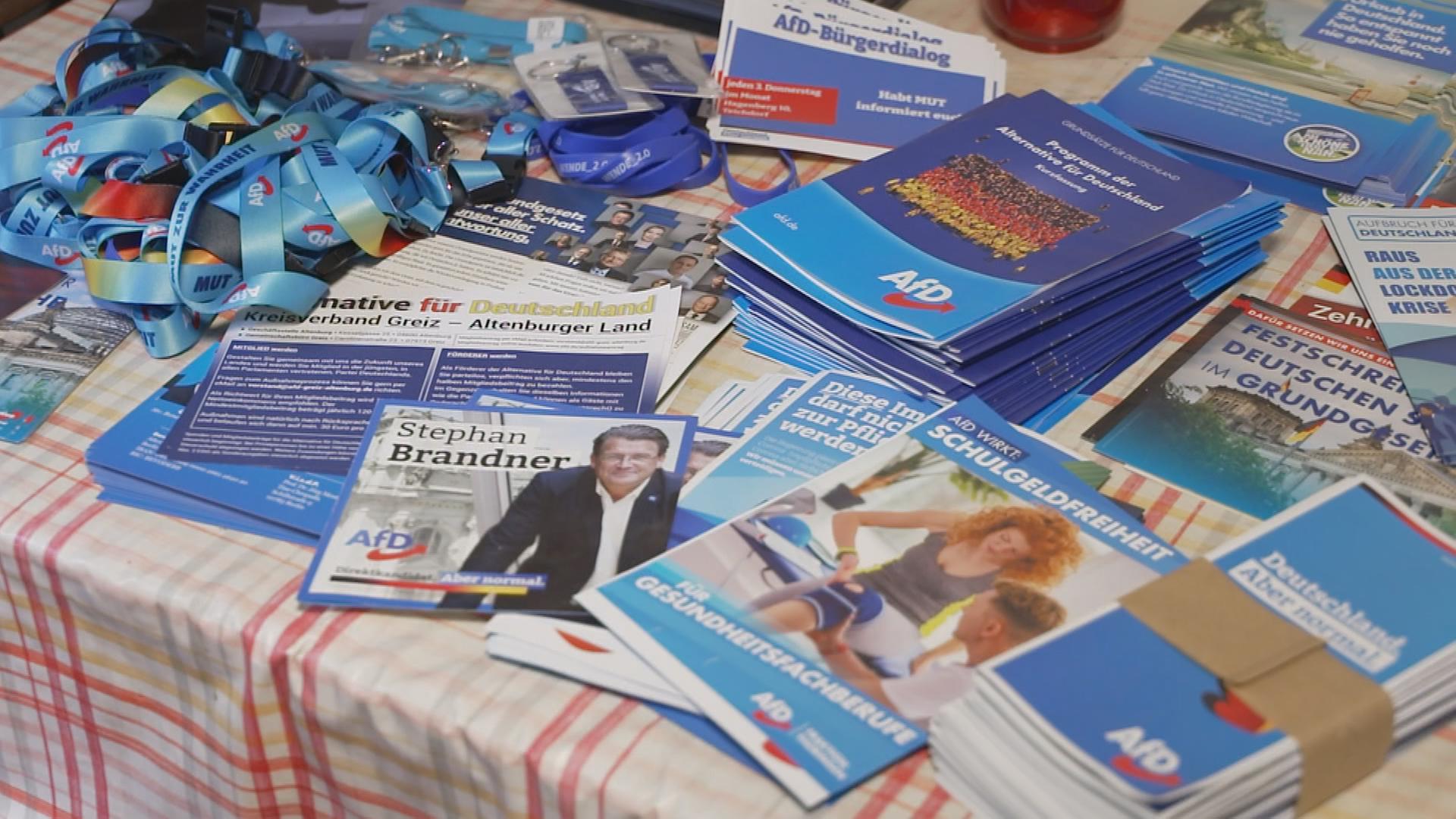 Werbeartikel der AfD auf einem Tisch