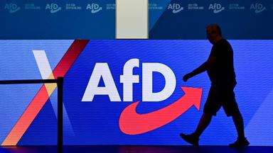 Ein Mann läuft auf einer Bühne einer AfD-Veranstaltung.