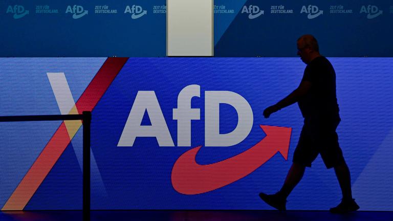 Ein Mann läuft auf einer Bühne einer AfD-Veranstaltung.
