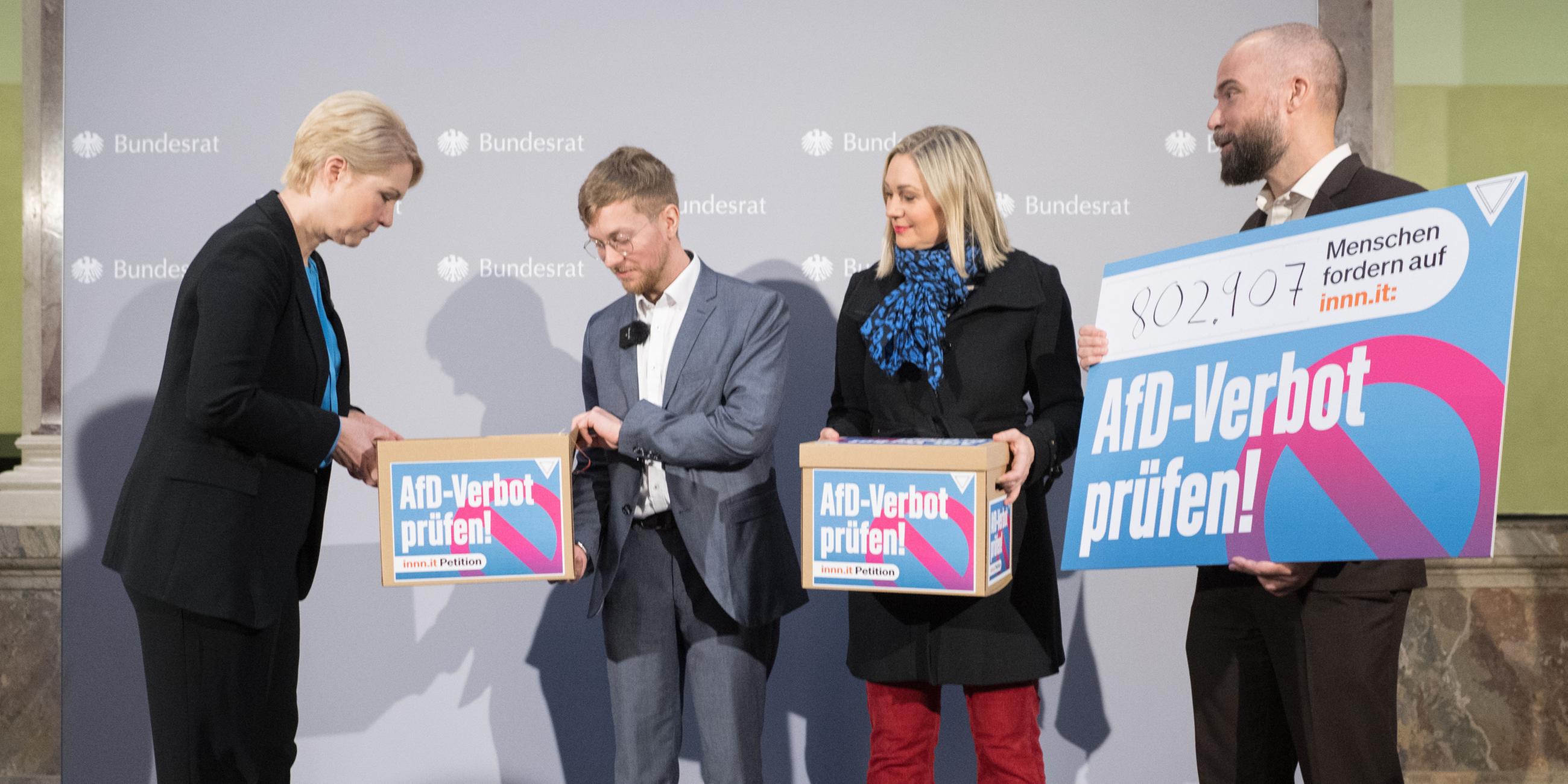 Chefredakteur und Geschäftsführer des Blogs "Volksverpetzer", übergibt die Unterschriften der Petition "AfD-Verbot prüfen!" an Bundesratspräsidentin Manuela Schwesig