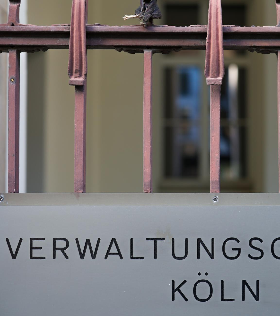 Nordrhein-Westfalen, Köln: Ein Schild hängt am Eingang zum Verwaltungsgericht in Köln.