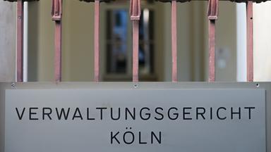 Nordrhein-Westfalen, Köln: Ein Schild hängt am Eingang zum Verwaltungsgericht in Köln.