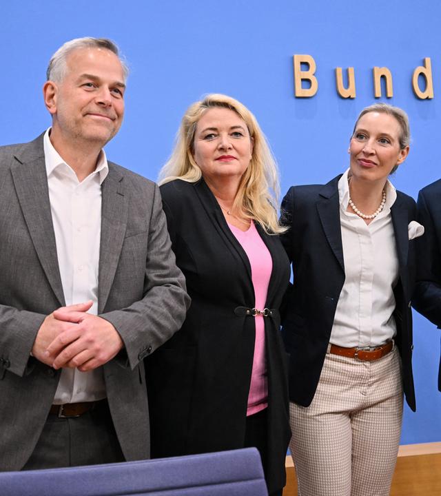 Leif-Erik Holm, AfD-Kandidat in Mecklenburg-Vorpommern, Kristin Brinker, Spitzenkandidatin für Berlin, sowie die AfD-Vorsitzenden Alice Weidel und Tino Chrupalla in der Bundespressekonferenz.