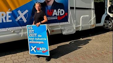 AfD-Kandidatin Lena Kortré (Wahlkreis Wandlitz/Brandenburg) mit Wahlplakat