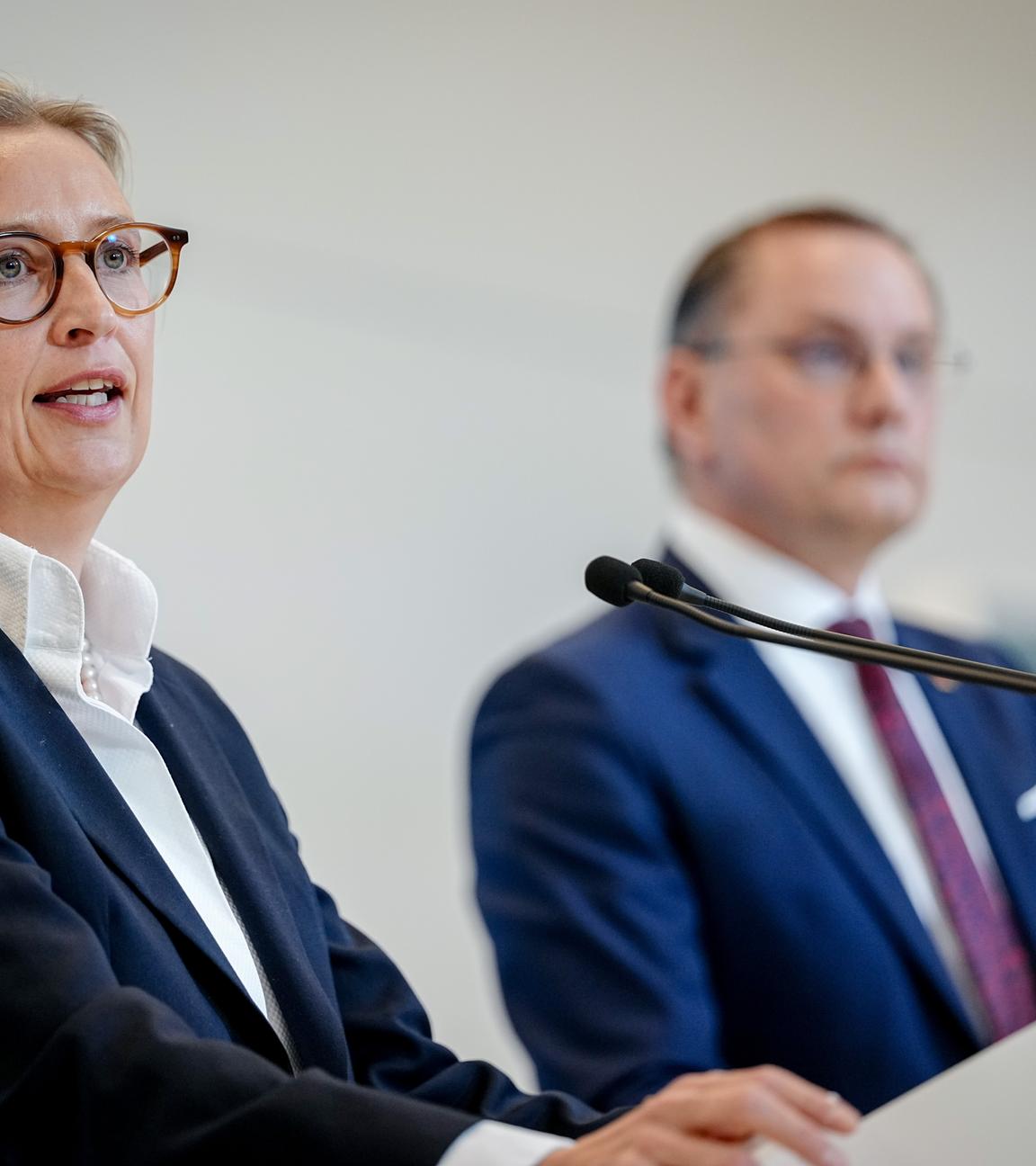 Alice Weidel, Fraktions- und Bundesvorsitzende der AfD, und Tino Chrupalla, AfD-Bundes- und Fraktionsvorsitzender, geben zu Beginn der Sitzung ihrer Bundestagsfraktion ein Pressestatement.
