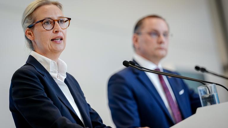 Alice Weidel, Fraktions- und Bundesvorsitzende der AfD, und Tino Chrupalla, AfD-Bundes- und Fraktionsvorsitzender, geben zu Beginn der Sitzung ihrer Bundestagsfraktion ein Pressestatement.
