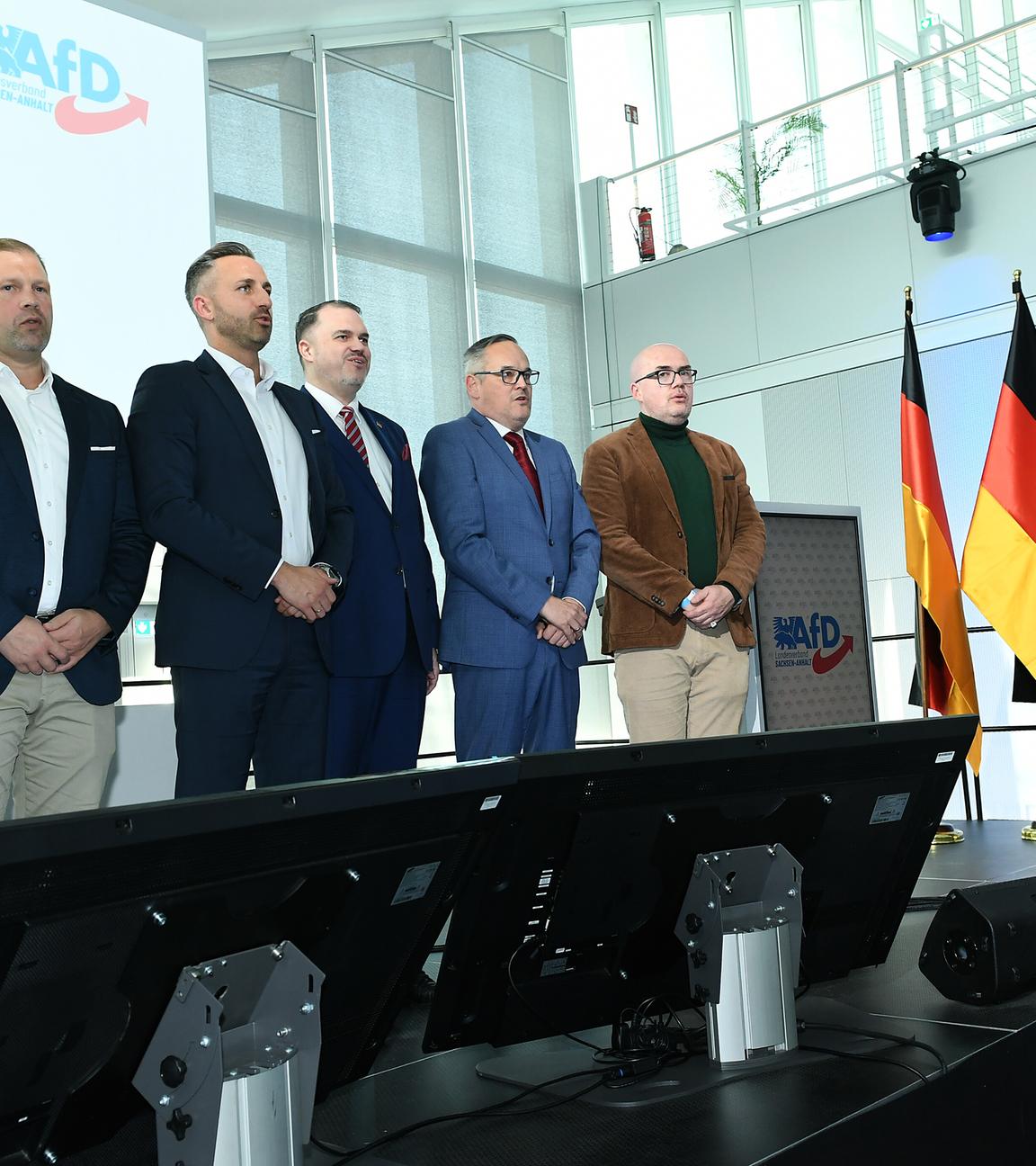 Landesparteitag der AfD Sachsen-Anhalt am 11.04.2026 in der Hyparschale Magdeburg in Magdeburg. Der Landesvorstand der AfD Sachsen-Anhalt beim singen der Nationalhymne.