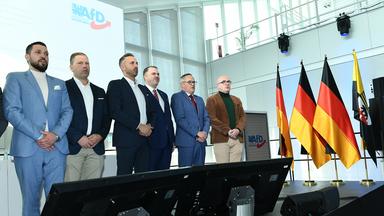 Landesparteitag der AfD Sachsen-Anhalt am 11.04.2026 in der Hyparschale Magdeburg in Magdeburg. Der Landesvorstand der AfD Sachsen-Anhalt beim singen der Nationalhymne.