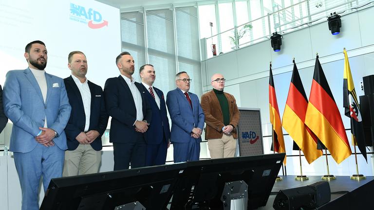 Landesparteitag der AfD Sachsen-Anhalt am 11.04.2026 in der Hyparschale Magdeburg in Magdeburg. Der Landesvorstand der AfD Sachsen-Anhalt beim singen der Nationalhymne.