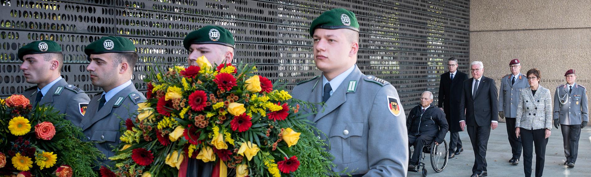 Soldaten beim Abschlussappell zum Ende des Einsatzes