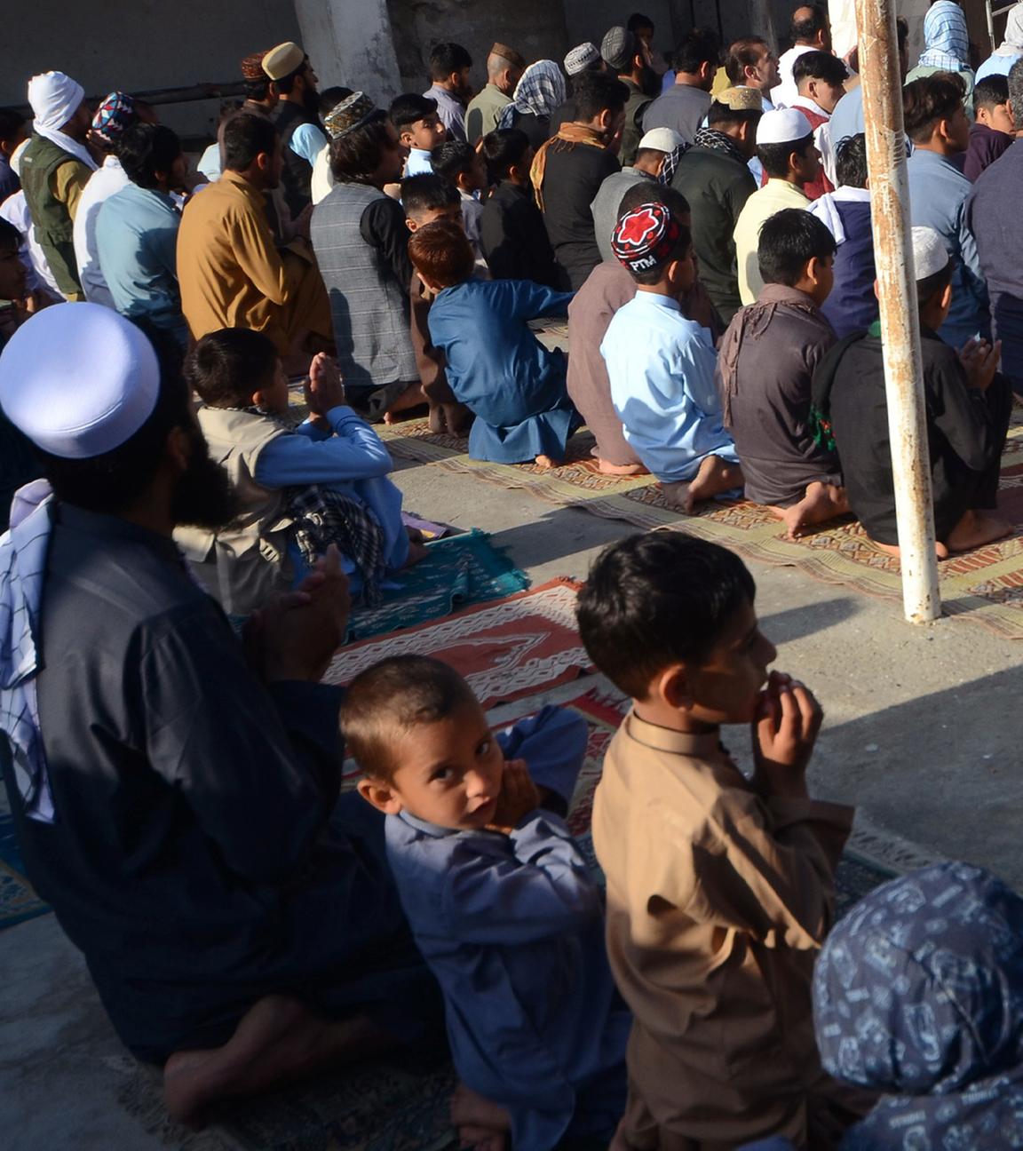 Afghanische Flüchtlinge beten zum Fest Eid al-Fitr in einem Flüchtlingslager im Distrikt Kazana Charsadda, Provinz Khyber Pakhtunkhwa, am Stadtrand von Peshawar, Pakistan, am 30. März 2025.