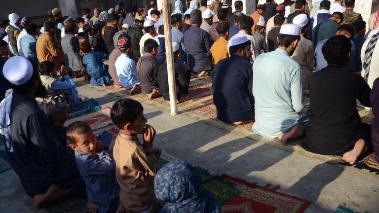 Afghanische Flüchtlinge beten zum Fest Eid al-Fitr in einem Flüchtlingslager im Distrikt Kazana Charsadda, Provinz Khyber Pakhtunkhwa, am Stadtrand von Peshawar, Pakistan, am 30. März 2025.