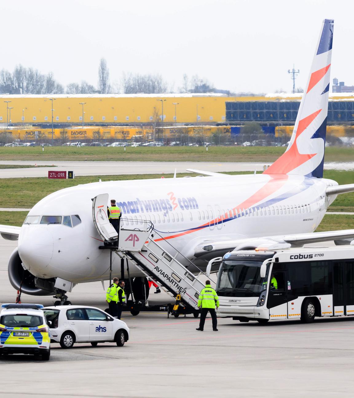 In Hannover landet ein Flieger mit besonders gefährdeten Personen aus Afghanistan am 27.03.2025.