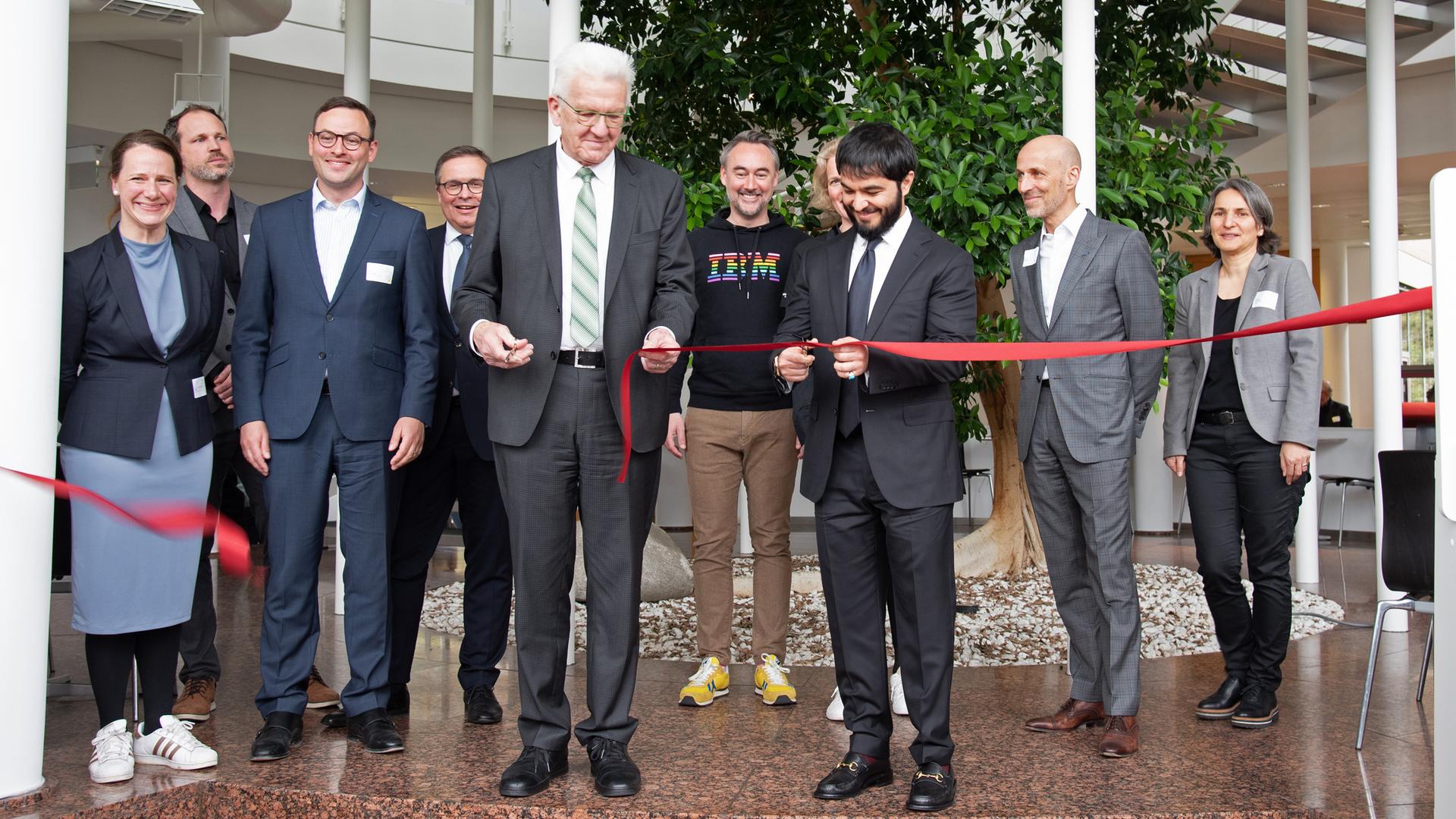 Ajmal Rahmani schneidet mit Winfried Kretschmann (Ministerpräsident Baden-Württemberg) symbolisch das Band durch