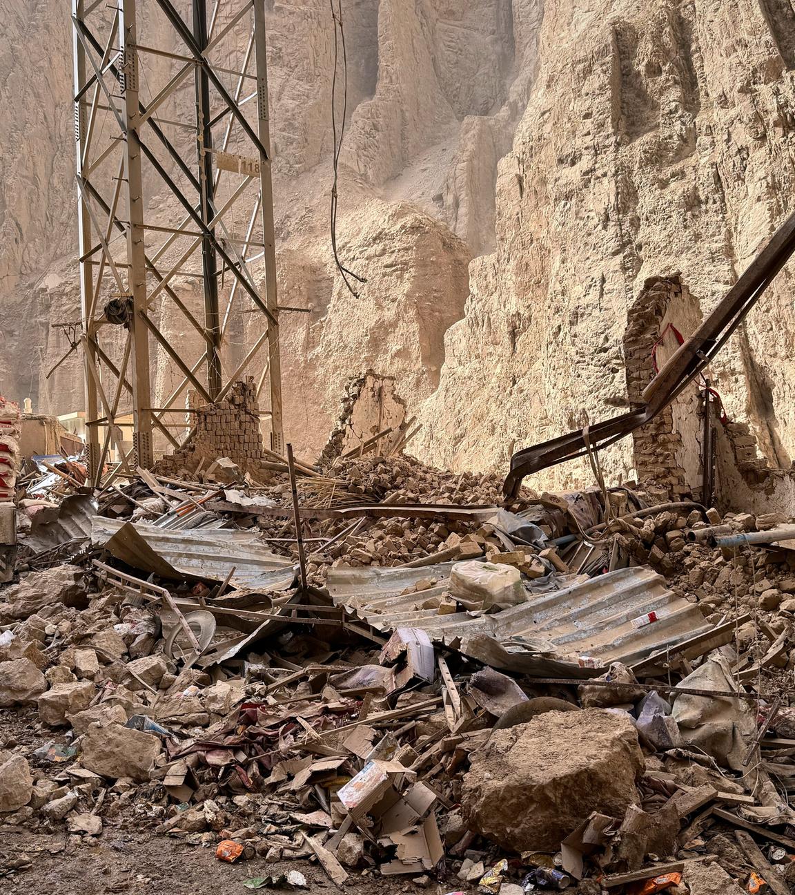Schäden an einer Straße nach einem Erdbeben der Stärke 6,3 in einem ländlichen Gebiet des Bezirks Khulm in der nordafghanischen Provinz Samangan.