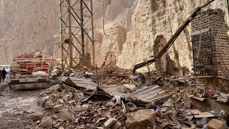 Schäden an einer Straße nach einem Erdbeben der Stärke 6,3 in einem ländlichen Gebiet des Bezirks Khulm in der nordafghanischen Provinz Samangan.