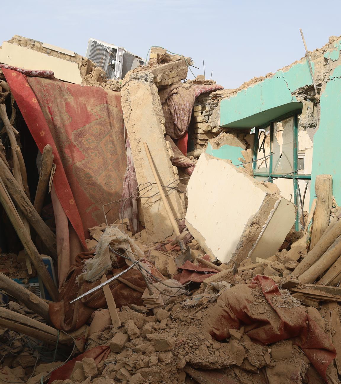 Blick auf ein beschädigtes Gebäude nach einem Erdbeben in Samangan, Afghanistan.