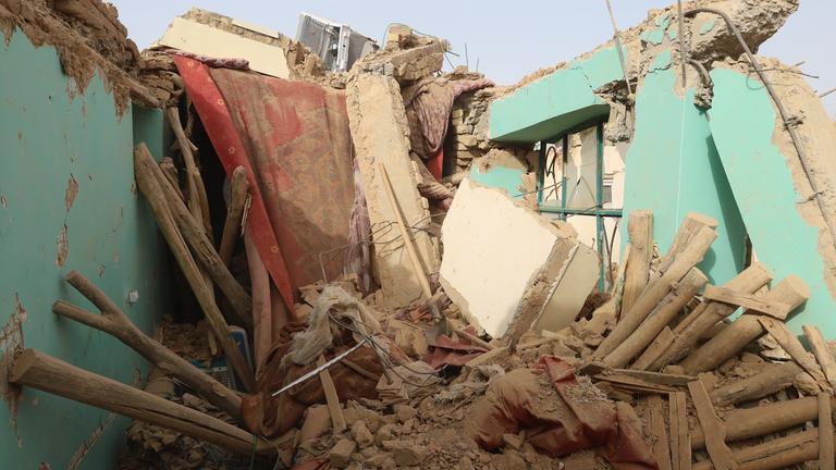 Blick auf ein beschädigtes Gebäude nach einem Erdbeben in Samangan, Afghanistan.
