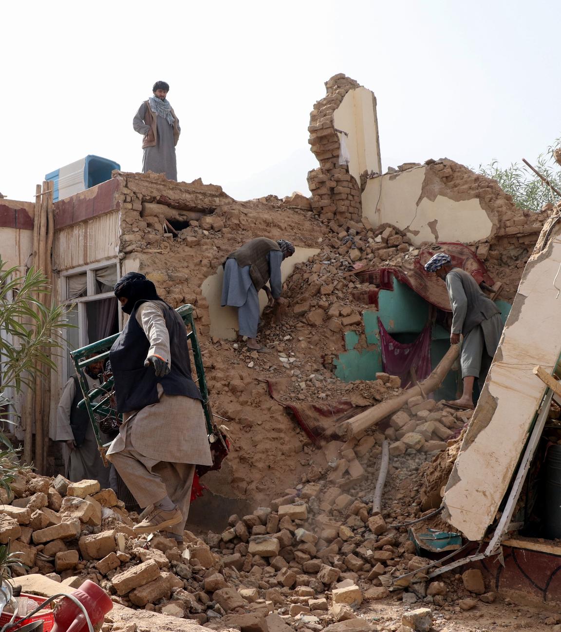Afghanistan, Masar-e Scharif: Menschen stehen in Trümmern nach einem Erdbeben.