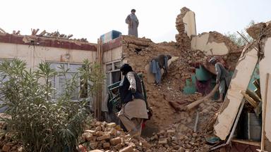 Afghanistan, Masar-e Scharif: Menschen stehen in Trümmern nach einem Erdbeben.
