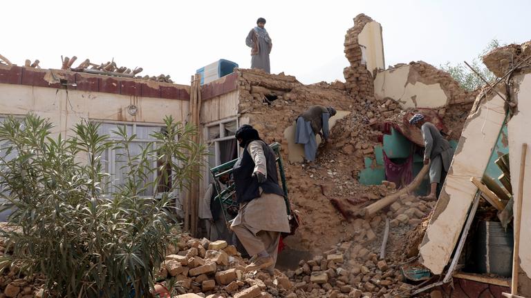 Afghanistan, Masar-e Scharif: Menschen stehen in Trümmern nach einem Erdbeben.