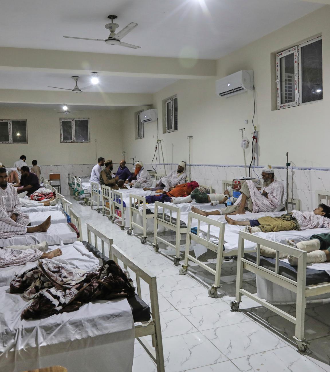 Afghanistan, Mazar Dara: Afghanen, die bei einem starken Erdbeben im Osten Afghanistans am Sonntag verletzt wurden, liegen auf Betten im Nangarhar Regional Hospital in Jalalabad. 