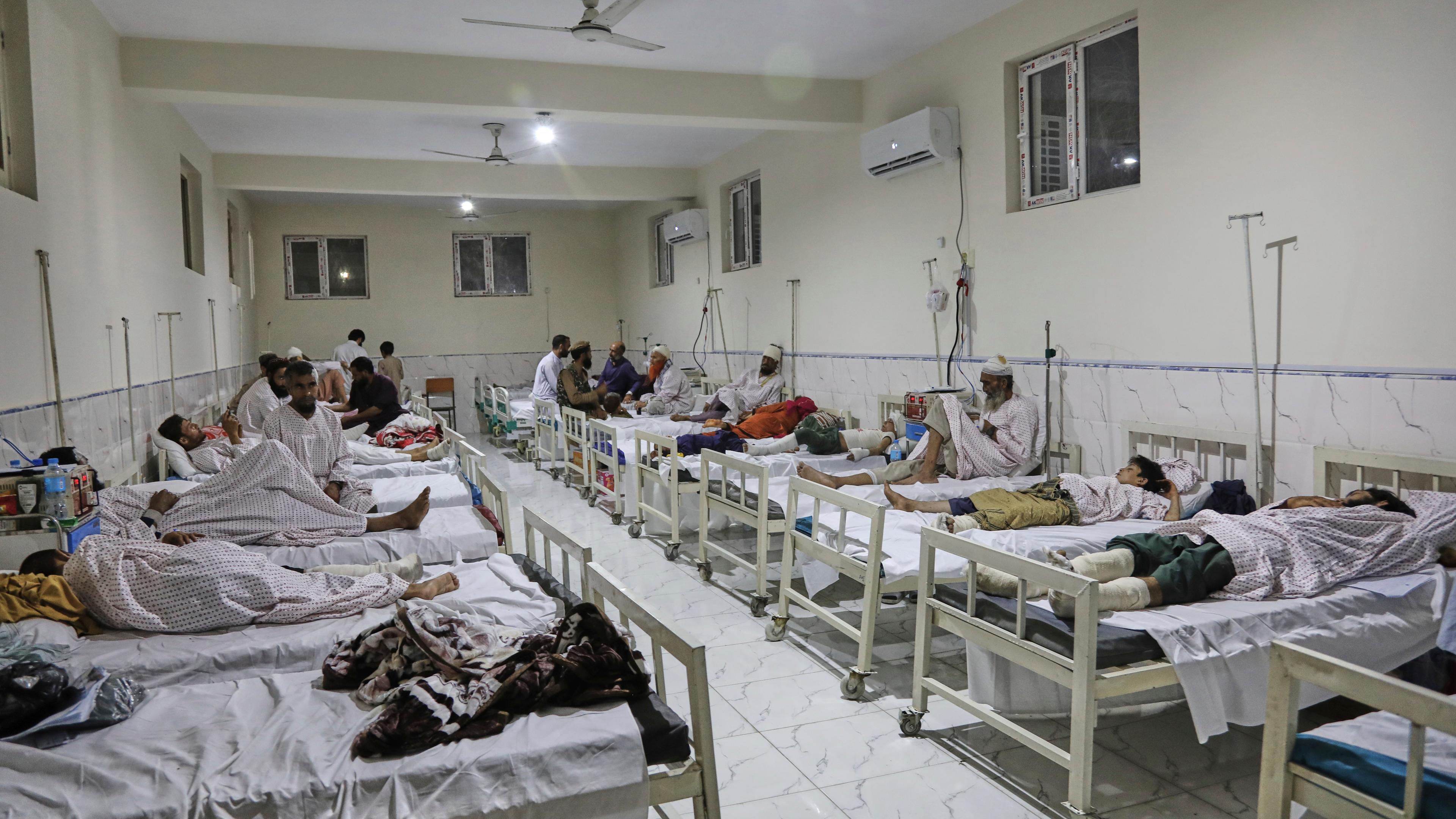 Afghanistan, Mazar Dara: Afghanen, die bei einem starken Erdbeben im Osten Afghanistans am Sonntag verletzt wurden, liegen auf Betten im Nangarhar Regional Hospital in Jalalabad. 