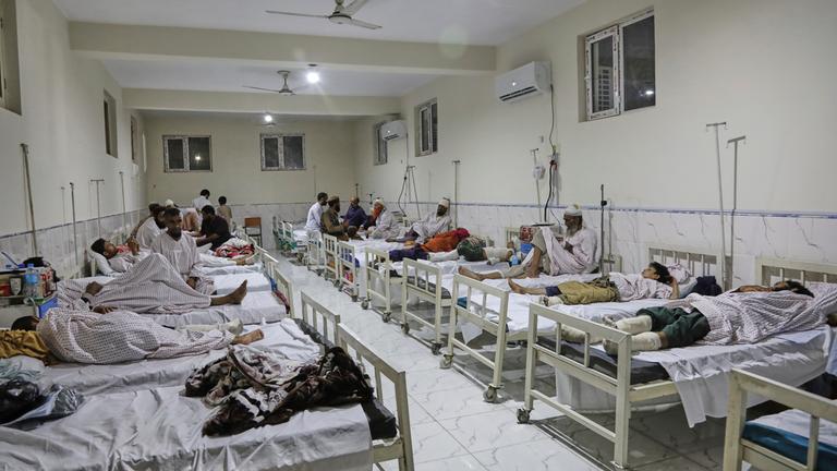 Afghanistan, Mazar Dara: Afghanen, die bei einem starken Erdbeben im Osten Afghanistans am Sonntag verletzt wurden, liegen auf Betten im Nangarhar Regional Hospital in Jalalabad. 