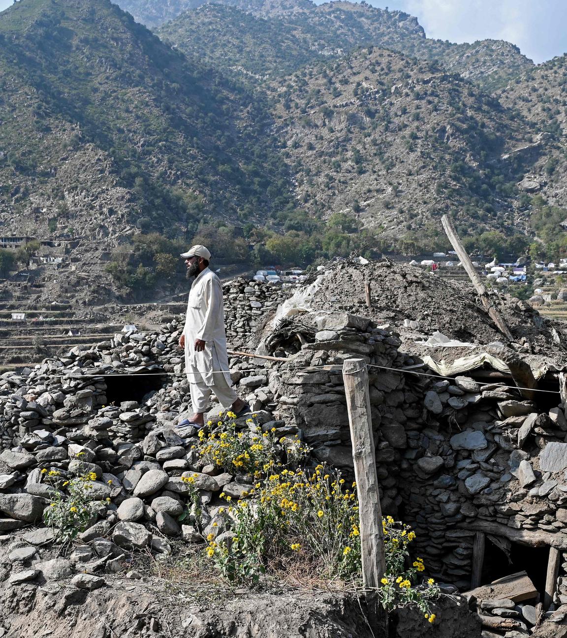 Ein afghanischer Mann steht über den Trümmern zerstörter Häuser nach dem Erdbeben im September im Ort Masar Dara
