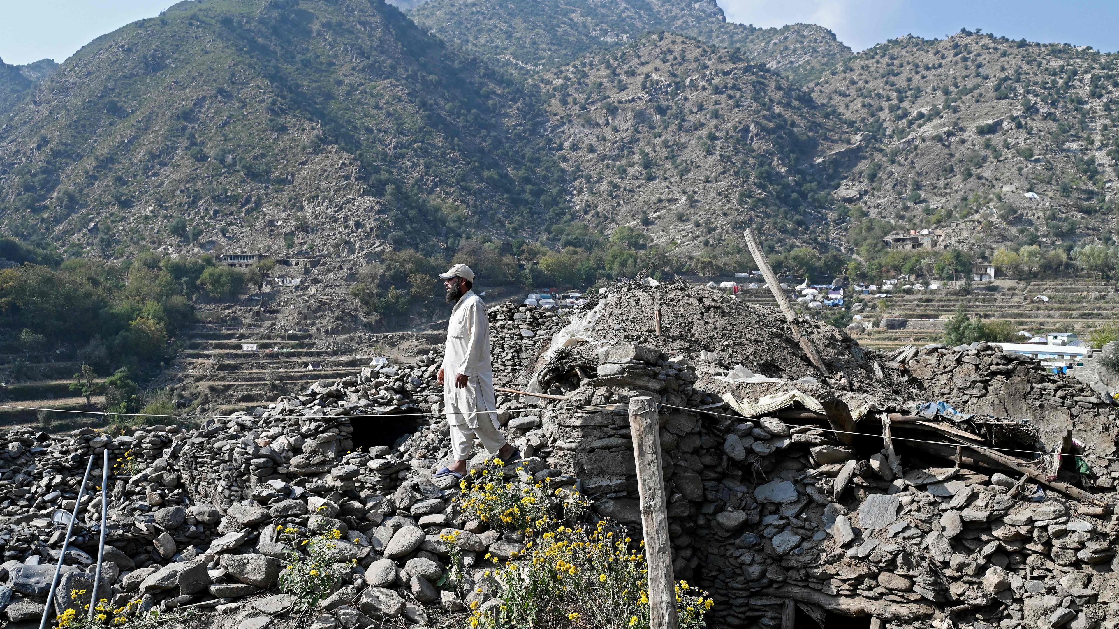 Ein afghanischer Mann steht über den Trümmern zerstörter Häuser nach dem Erdbeben im September im Ort Masar Dara