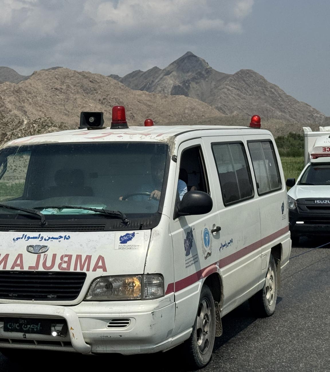Ambulanzen transportieren verletzte Opfer aus Kunar in Jalalabad, der Provinzhauptstadt der Provinz Nangarhar, Afghanistan, 1. September 2025.