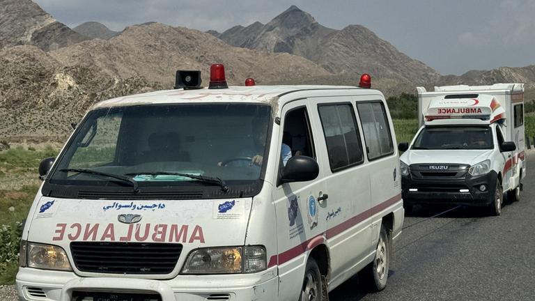 Ambulanzen transportieren verletzte Opfer aus Kunar in Jalalabad, der Provinzhauptstadt der Provinz Nangarhar, Afghanistan, 1. September 2025.