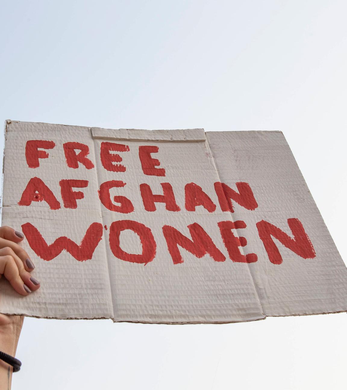 "Free Afghan Women" steht bei Protesten auf einem Schild