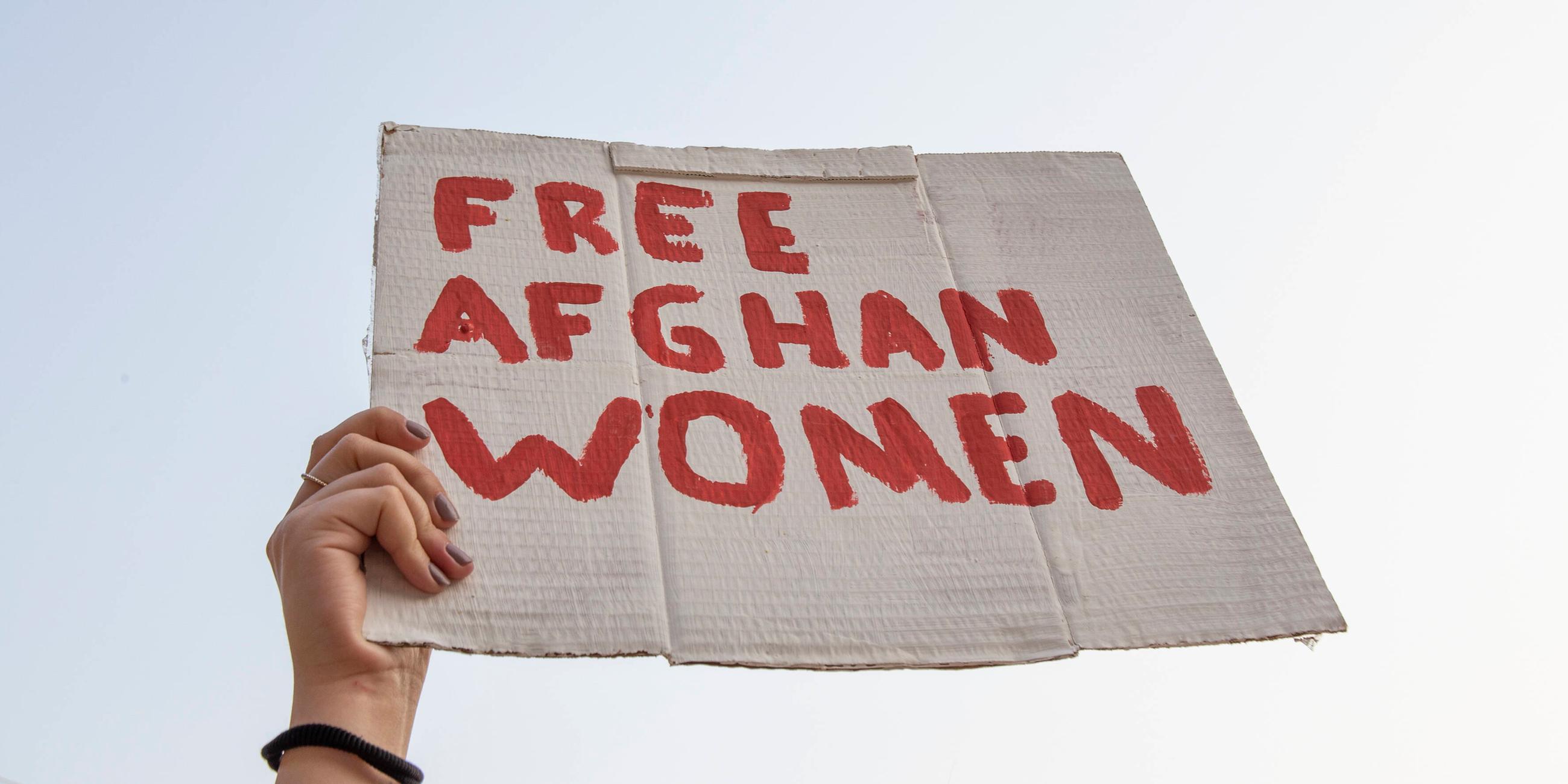 "Free Afghan Women" steht bei Protesten auf einem Schild