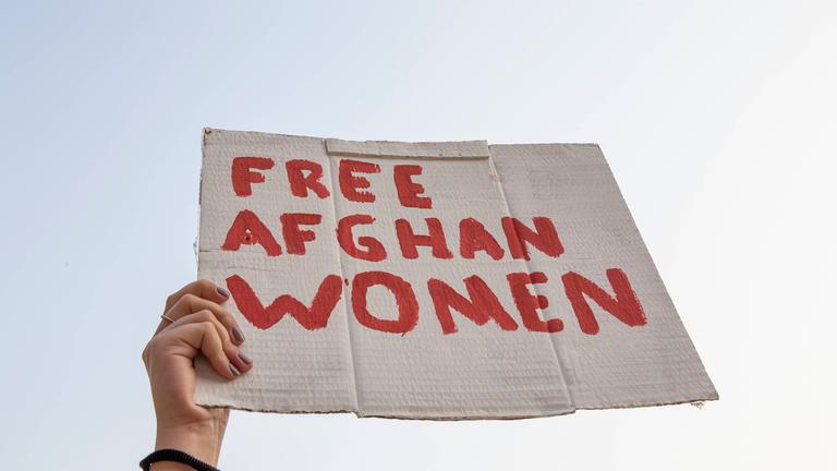 "Free Afghan Women" steht bei Protesten auf einem Schild