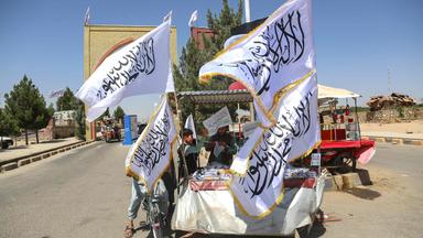 Flaggen der Taliban an einem Stand in Afghanistan.